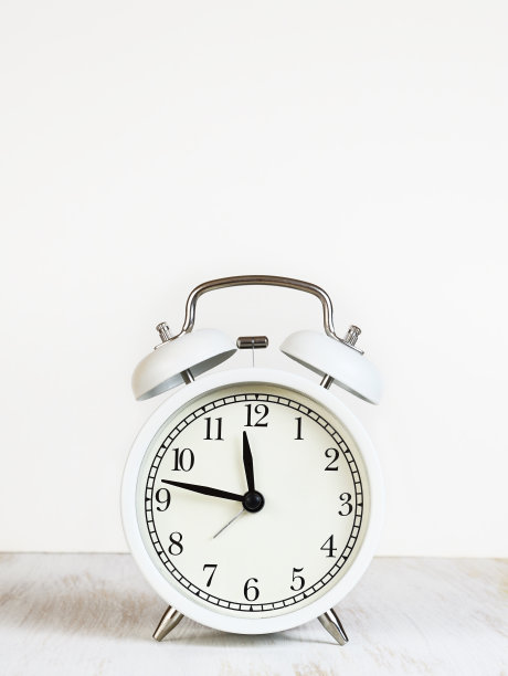 桌子上的白色闹钟图片下载