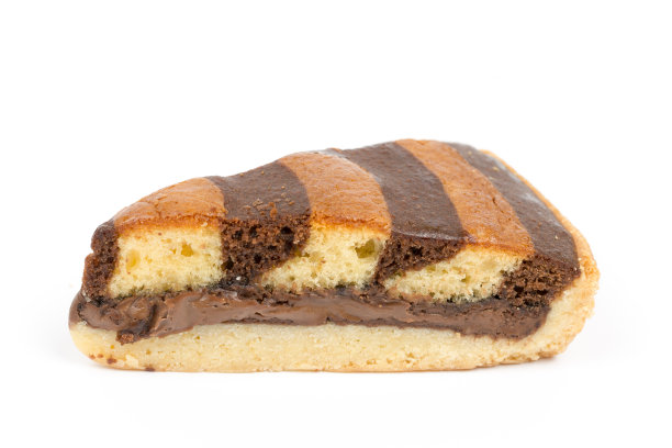 白色背景上的三角形巧克力蛋糕图片下载