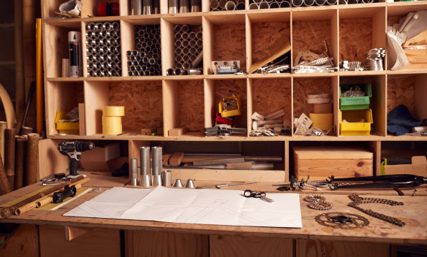 设计工作台与组件和图纸手工建造的竹制自行车框架图片下载