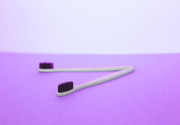 “零浪费”的概念。白蓝色背景上的竹子牙刷图片下载