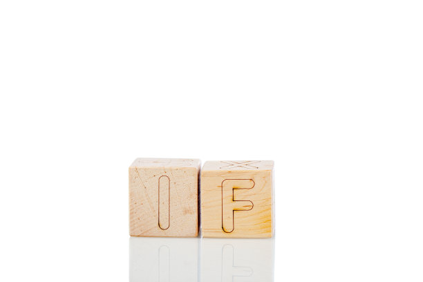 木质立方体与字母，如果在白色的背景图片下载