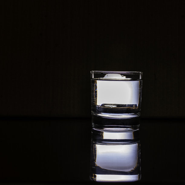 在黑暗中喝杯水图片下载