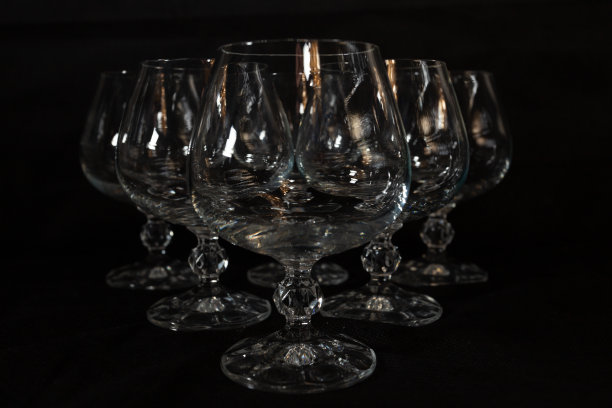 工作室黑色背景照片。清晰的水晶玻璃在黑暗的背景与美丽的照明图片下载