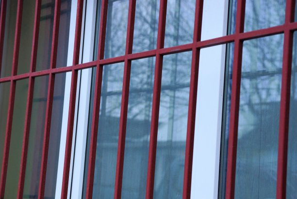 带有图案的红色锻造棒的金属纹理图片下载