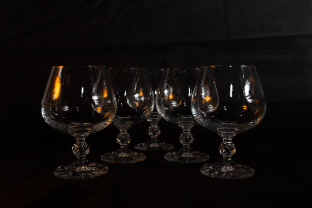 工作室黑色背景照片。清晰的水晶玻璃在黑暗的背景与美丽的照明图片下载