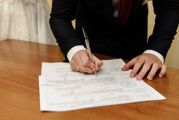 幸福华丽的新娘和时尚的新郎签署正式文件结婚登记，情感时刻，仪式图片下载