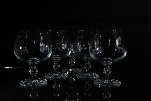 工作室黑色背景照片。清晰的水晶玻璃在黑暗的背景与美丽的照明图片下载