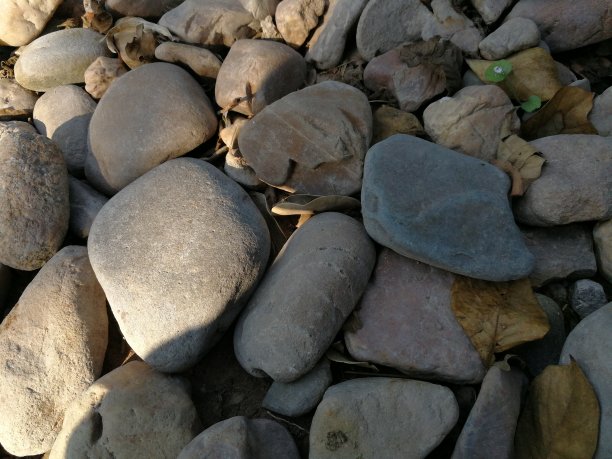 地上有一堆石头图片下载