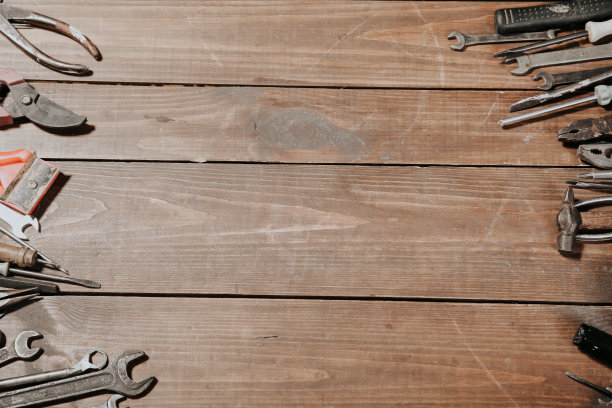 施工锤，螺丝刀，修理工具，钳子，书桌图片下载
