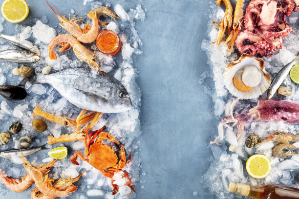 鱼和海鲜背景与复制空间。海鲷，扇贝，虾和对虾，螃蟹，沙丁鱼，鱿鱼，章鱼，从上面拍摄图片下载