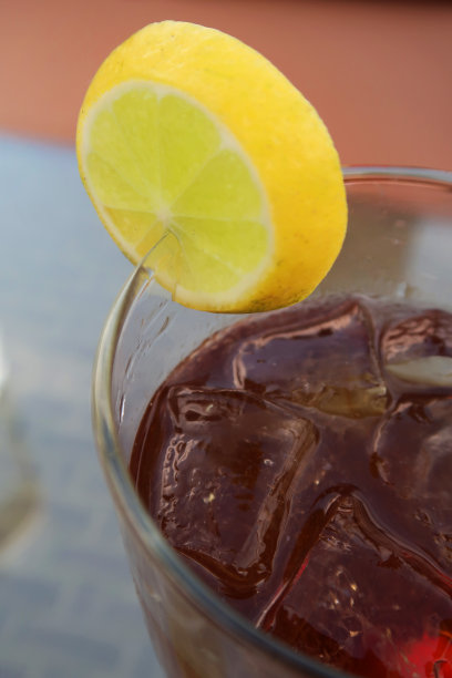 一杯可乐加冰块和一片柠檬的图片图片下载