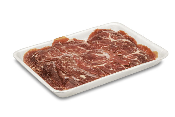 鲜牛肉产品包装孤立在白色的背景上带有剪切路径，鲜牛肉红色的优质奶牛上面泡沫包装原料配料，为家庭家庭的一份烹饪菜单图片下载