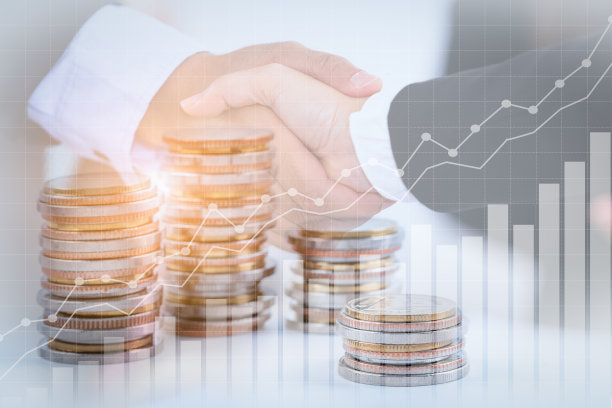 成功的合作、团队合作、合资理念;二次曝光握手和硬币堆叠，呈增长趋势图。图片下载