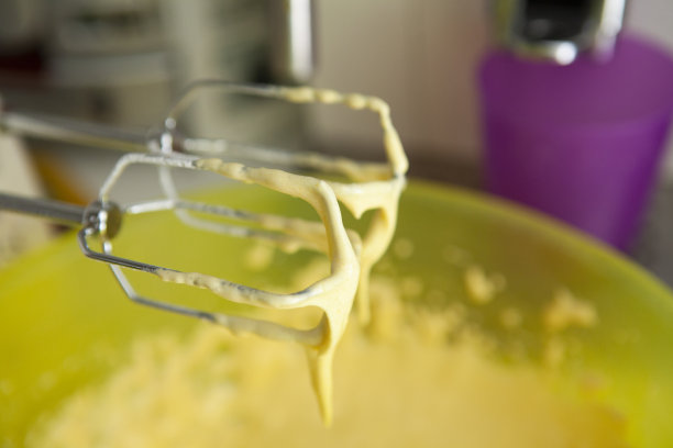 奶油从搅拌机里滴下来图片下载