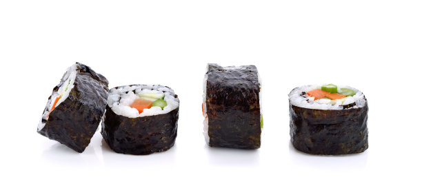 寿司卷与蔬菜隔离上白图片下载
