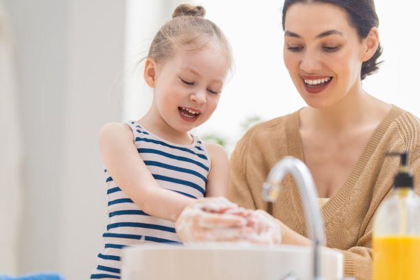 女孩和她的妈妈正在洗手图片下载