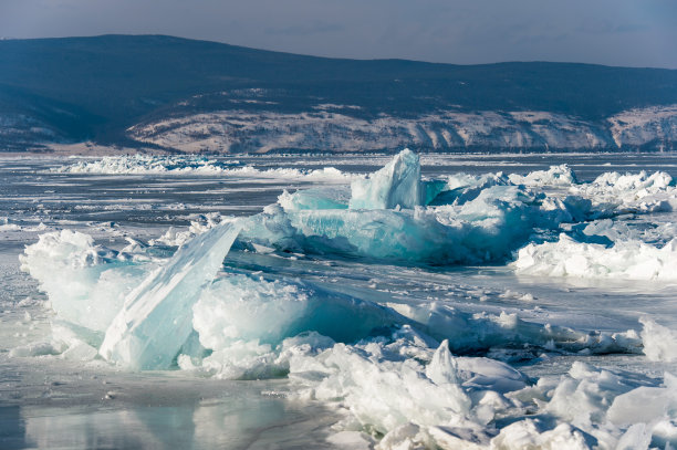 湖中央的碎冰图片下载