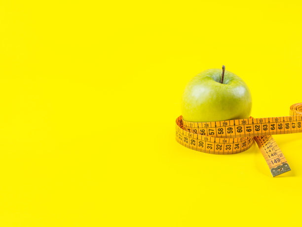 用卷尺把青苹果测黄图片下载