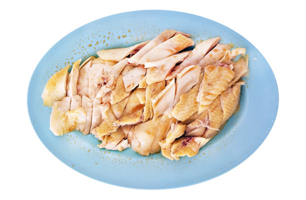 传统的海南鸡饭-整只鸡剁碎，淋上酱油，放在蓝色盘子上，照片从俯视图上拍摄，白色背景和剪切路径图片下载