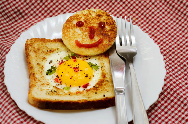 蛋在洞里图片下载