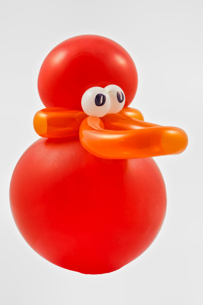 可爱可爱的红鸭子，白色的漫画眼睛和橙色的嘴为孩子们的动画图片下载