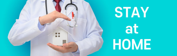 呆在家里。医生拿着一个蓝色背景的房子模型图片下载