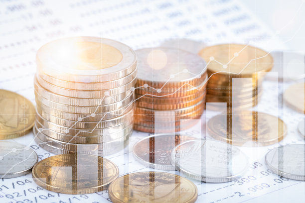 省钱成长理念;双重曝光硬币堆和银行账簿呈增长趋势图，蓝色调。图片下载