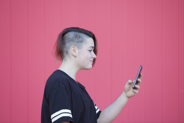 白人女人用手机听流行音乐。图片下载