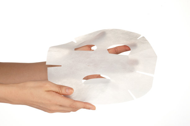 一只手拿着面罩。图片下载