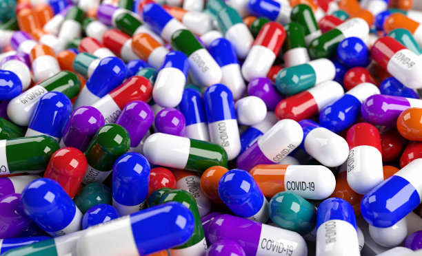 近距离观察多色表面刻有COVID-19治疗字样的胶囊或药丸。病毒大流行防护概念。冠状病毒或COVID-19概念。三维渲染图片下载