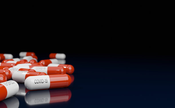 近距离观察多色表面刻有COVID-19治疗字样的胶囊或药丸。病毒大流行防护概念。冠状病毒或COVID-19概念。三维渲染图片下载