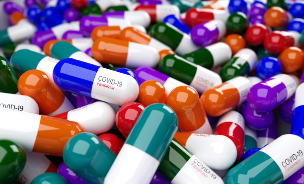 近距离观察多色表面刻有COVID-19治疗字样的胶囊或药丸。病毒大流行防护概念。冠状病毒或COVID-19概念。三维渲染图片下载