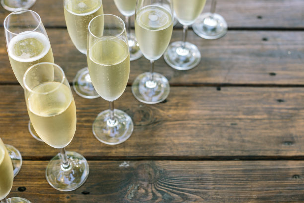 木桌上放着几杯冰凉的香槟，右边空着一块地方图片下载