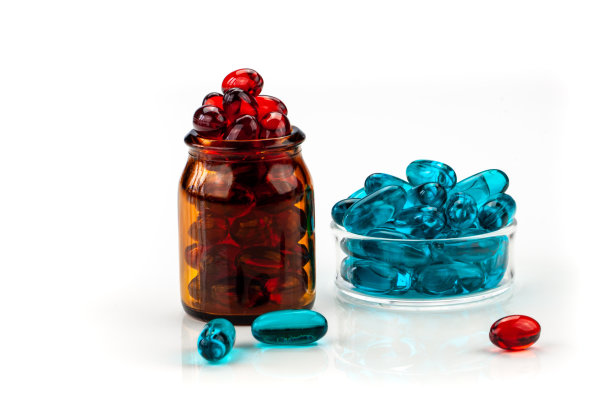 在白色背景上混合不同颜色的医用凝胶胶囊图片下载