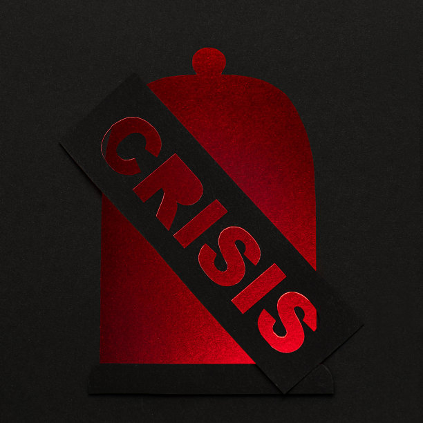 红纸铃铛上刻有危机字样。紧急的概念。图片下载