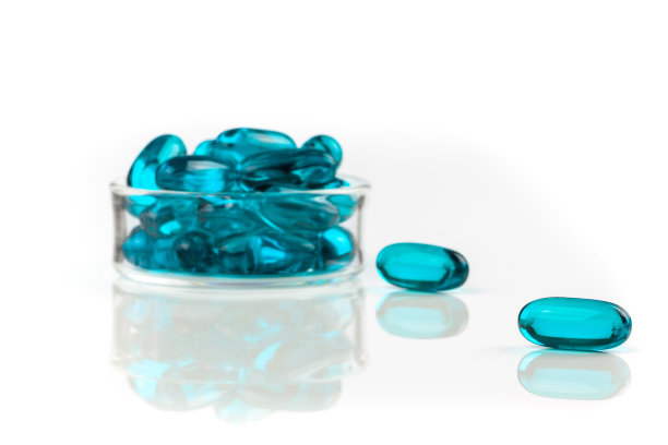白色背景上的蓝色医用凝胶胶囊图片下载