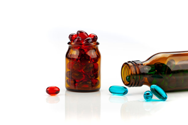 在白色背景上混合不同颜色的医用凝胶胶囊图片下载