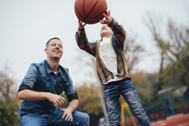 父亲和儿子打篮球库存照片图片下载