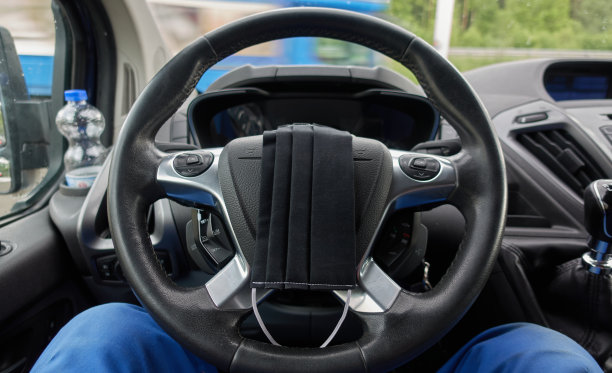 面具在汽车图片下载