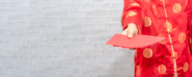 身穿红色旗袍的亚洲男子。春节快乐的概念图片下载