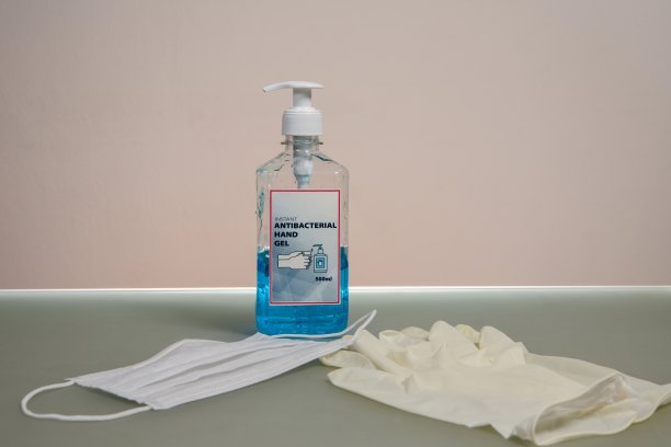 一瓶透明抗菌洗手液。一瓶透明抗菌洗手液。桌上有抗菌洗手液和医用手套图片下载