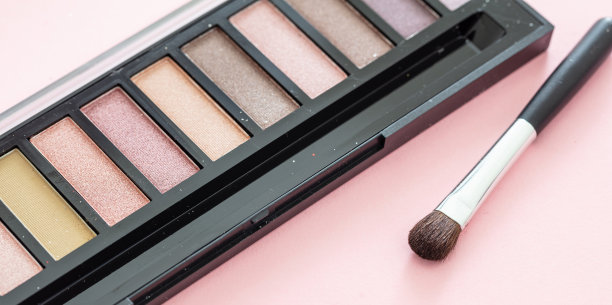 粉色背景的眼影调色板，复制空间图片下载