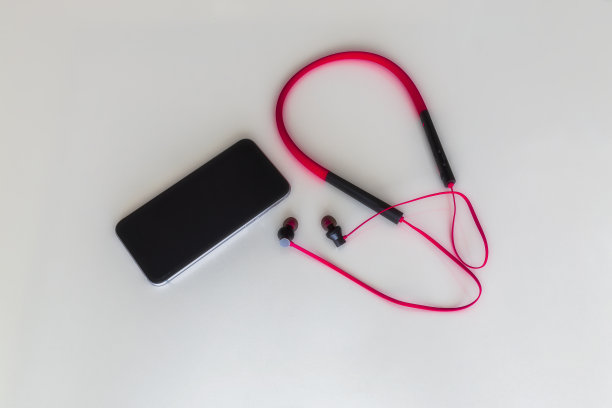 木质背景的手机耳机。火鸡图片下载