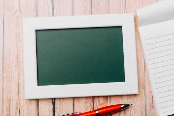 干净的老式粉笔板在木桌上。俯视图图片下载