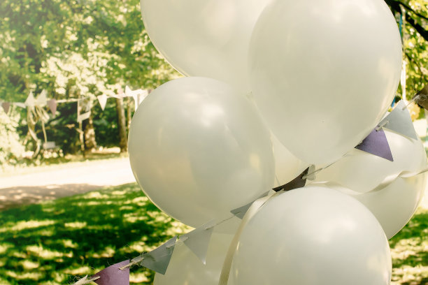白色大气球与花环户外，装饰和安排在庆祝活动，新娘送礼，照片亭，文本空间图片下载