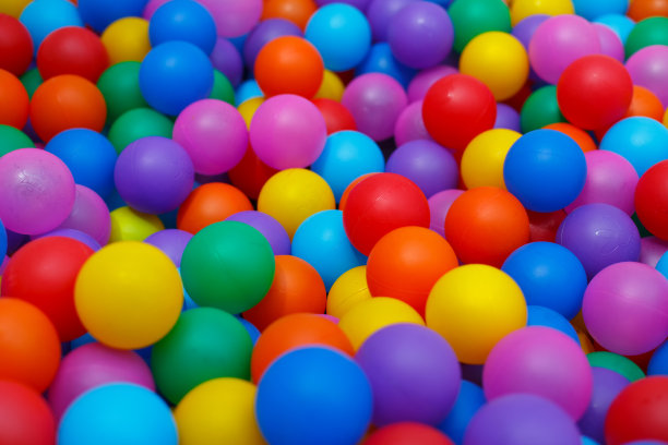 一个装满彩色小球的盒子图片下载