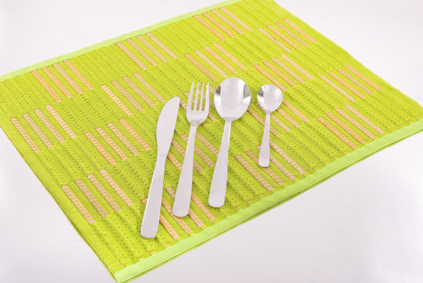 金属餐具;绿色个体照片。图片下载