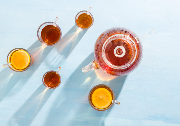 玻璃茶壶和杯子在阳光下图片下载