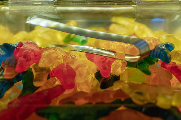 五颜六色的糖果陈列在商店里图片下载