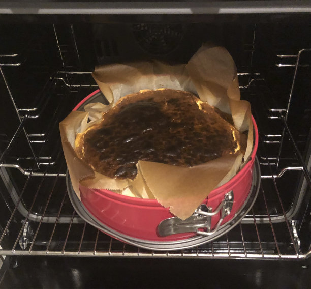 芝士蛋糕从烤盘里洒了出来图片下载